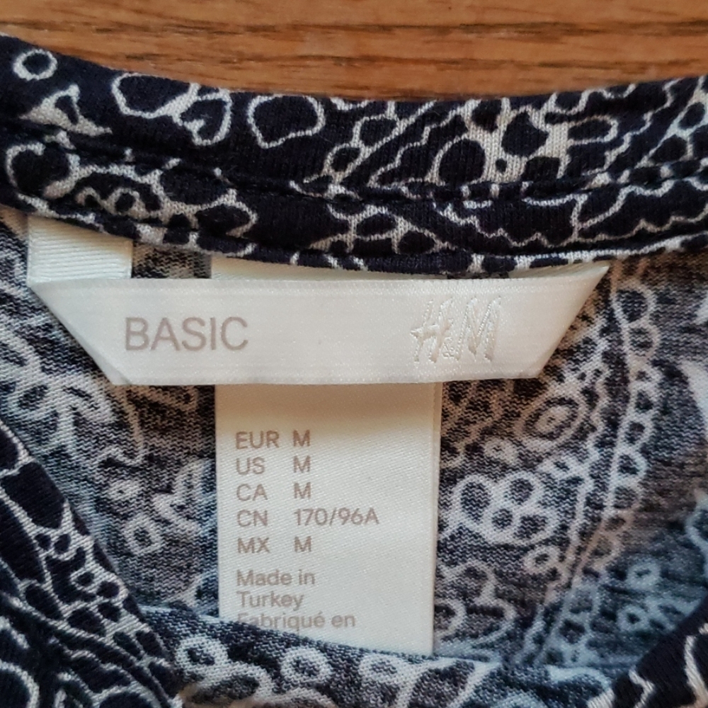 LAST CALL Navy Paisley H&M short top M - Picture 3 of 5